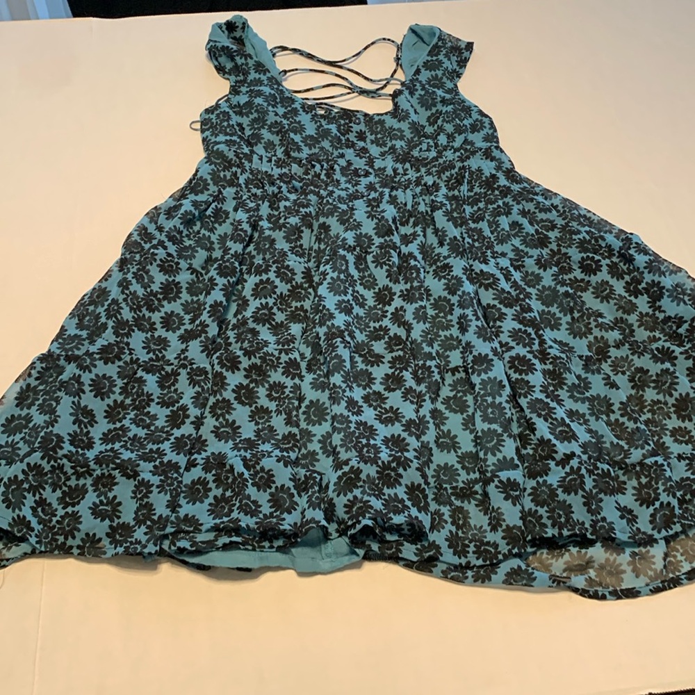 EUC Urban Outfitters mini dress size XS
Blue with small black flowers.